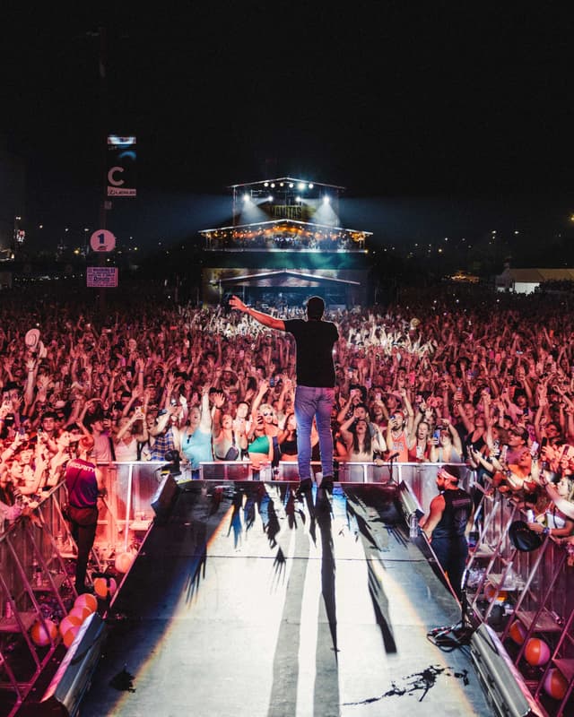 luke bryanc stage